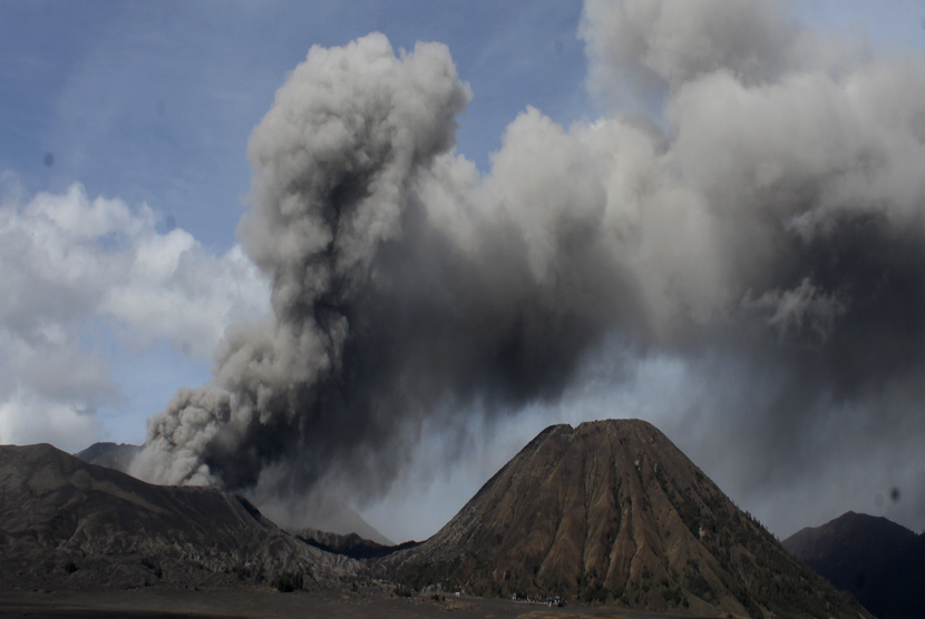 Material debu vulkanik terlihat keluar dari kawah Gunung Bromo, Probolinggo, Jawa Timur, Kamis (10/12).