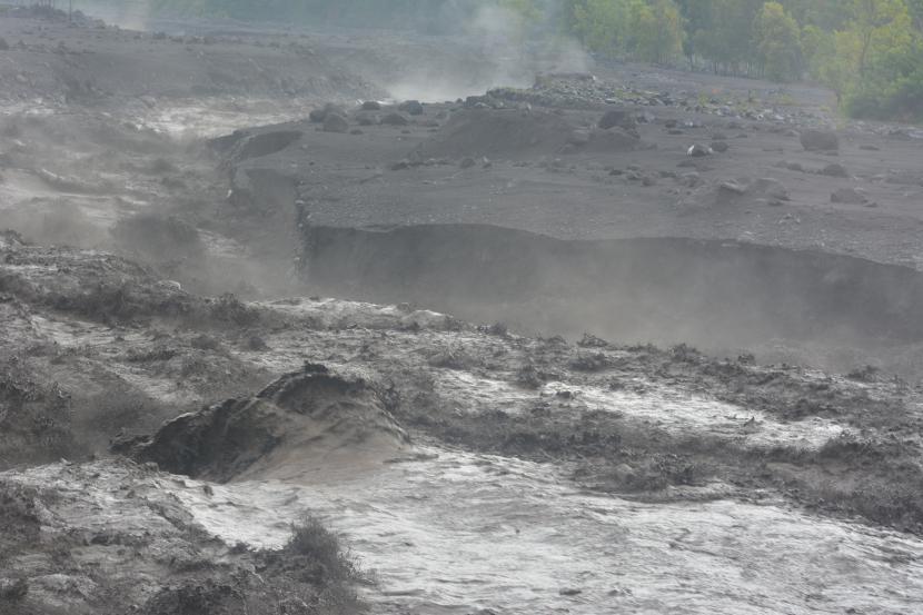 Material lahar hujan Gunung Semeru mengalir di Kali Regoyo, Desa Sumberwuluh, Candipuro, Lumajang, Jawa Timur (ilustrasi) 