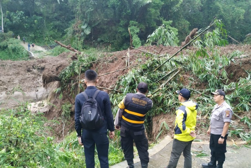 Material longsoran menutup jembatan penghubung antardesa di Kecamatan Cisayong, Kabupaten Tasikmalaya, Jumat (28/2) sore. Meterial yang menutup jembatan itu semakin tinggi akibat longsor susulan.