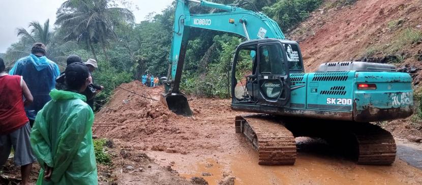 Material tanah longsor menutup akses jalan Salopa-Cikatomas, di Kampung Leuwihieum, Desa Mandalahayu, Kecamatan Salopa, Kabupaten Tasikmalaya, Kamis (22/9/2022).