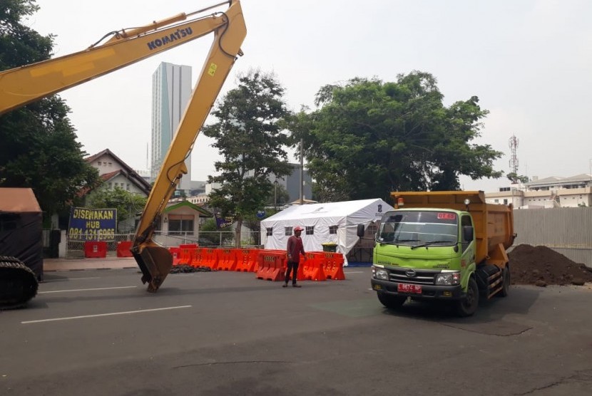 Material untuk pemulihan Jalan Raya Gubeng yang ambles pada Selasa (18/20) malem mulai berdatangan di lokasi kejadian.