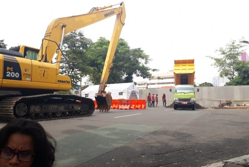 Material untuk pemulihan Jalan Raya Gubeng yang ambles pada Selasa (18/20) malem mulai berdatangan di lokasi kejadian