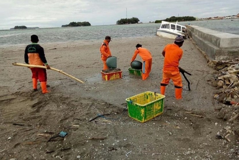 Material vulkanik Anak Krakatau hanyut hingga pantai Pulau Harapan, Kepulauan Seribu. 