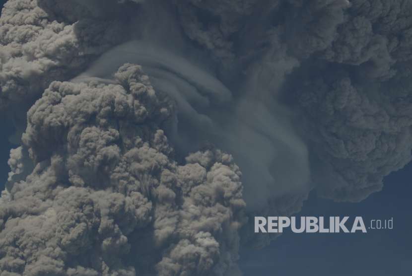 Material vulkanik erupsi Gunung Sinabung menyembur di udara, Karo, Sumatera Utara, Senin (19/2). Gunung Sinabung erupsi dengan tinggi kolom 5.000 meter. 