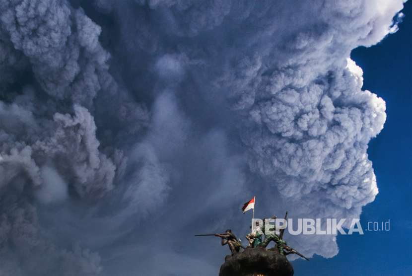 Material vulkanik Gunung Sinabung menyelimuti langit kota wisata Brastagi, di Karo, Sumatera Utara, Senin (19/2). Gunung Sinabung erupsi dengan tinggi kolom 5.000 meter. 