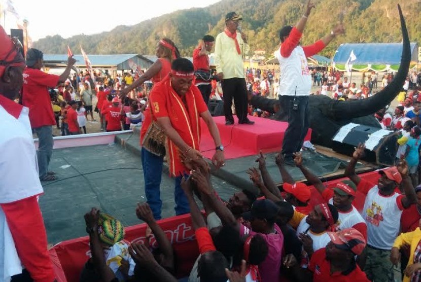 Matias Mairuma menyalami pendukungnya saat putaran akhir kampanye Pilkada Kaimana 2015