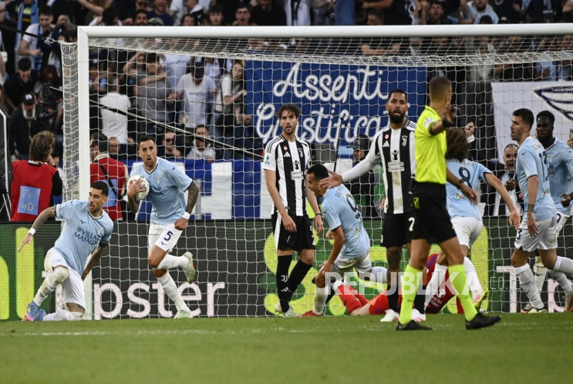 Matias Vecino dari Lazio merayakan golnya selama pertandingan sepak bola Seri A Italia antara SS Lazio dan Juventus FC di Stadion Olimpico, Roma, Ahad (11/5/2025) dini hari WIB.