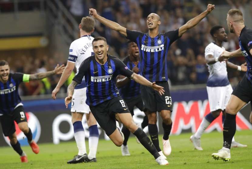Matias Vecino (tengah) merayakan golnya yang mengantarkan Inter Milan menaklukkan Tottenham Hotspur di Liga Champions.