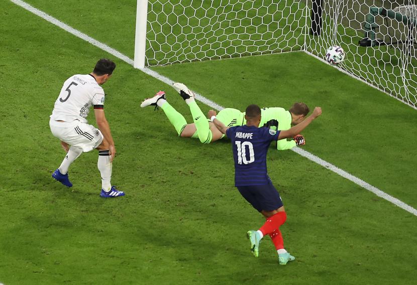  Mats Hummels (kiri) dari Jerman mencetak gol bunuh diri pada pertandingan sepak bola babak penyisihan grup F UEFA EURO 2020 antara Prancis dan Jerman di Munich, Jerman, 15 Juni 2021.