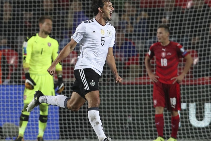 Mats Hummels merayakan gol ke gawang Republik Ceska pada kualifikasi Piala Dunia 2018 Grup C Zona Eropa di Praha, 1 September 2017. 