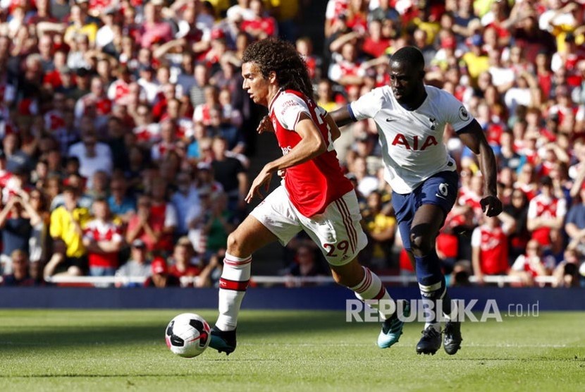 Matteo Guendouzi (kiri) ditempel Davinson Sanchez  pada pertandingan Liga Primer Inggris  antara Arsenal melawan Tottenham Hotspur di  Emirates Stadium, London, Ahad (1/9)