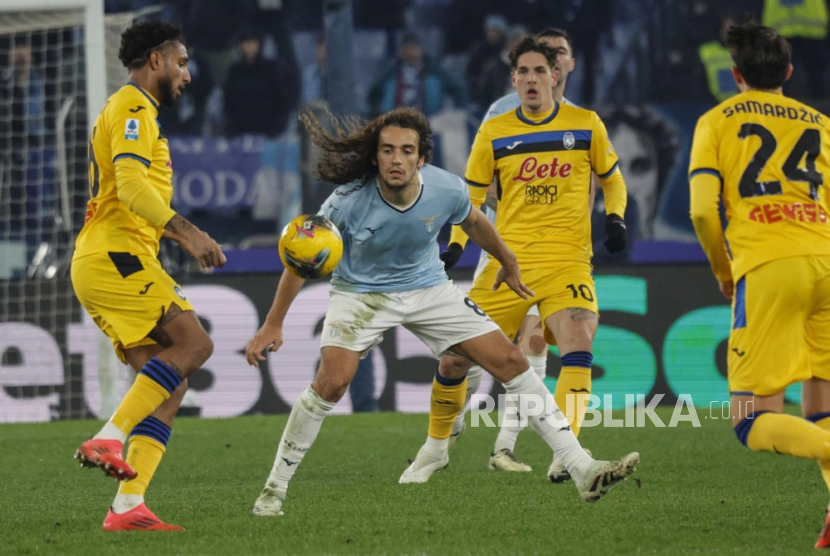 Matteo Guendouzi Olie (tengah) dari Lazio beraksi selama pertandingan sepak bola Seri A Liga Italia melawan Atalanta BC di Stadion Olimpico, Roma, Ahad (29/12/2024) dini hari WIB. 