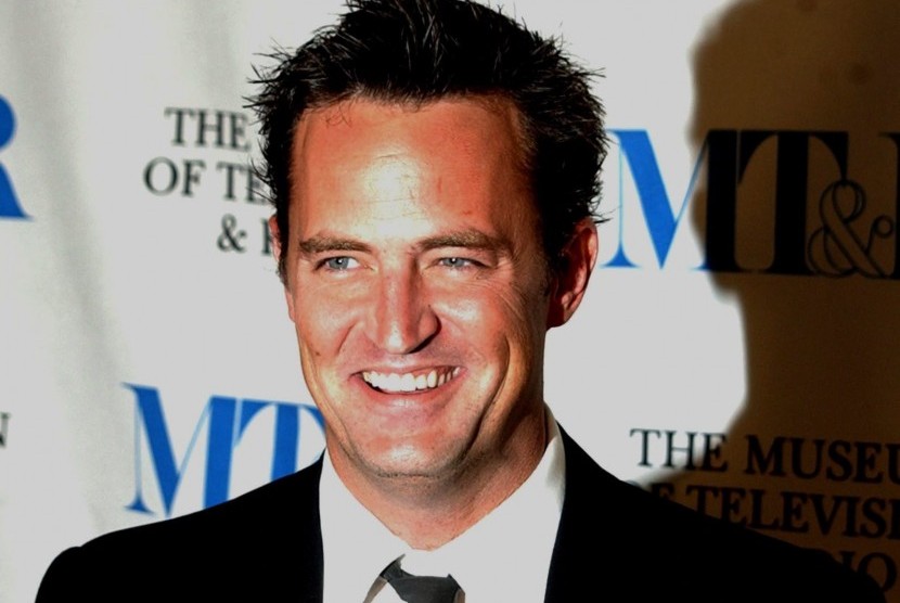 Aktor sitkom Friends, Matthew Perry. Dalam memoarnya, Perry menyebut nama Keanu Reeves seolah tidak menyukainya.