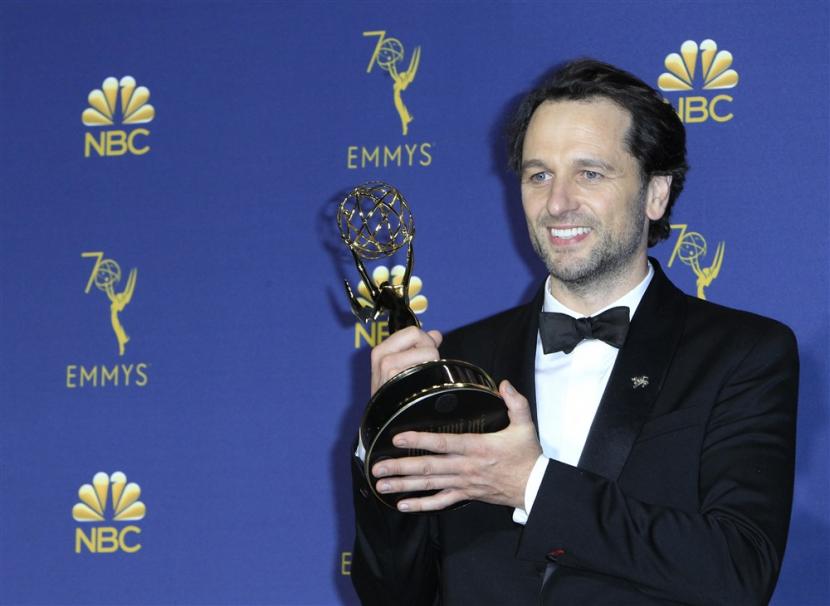 Matthew Rhys memegang Piala Emmy yang didapatkannya sebagai Outstanding Lead Actor for a Drama Series for The Americans di Primetime Emmy Awards, di Microsoft Theater, Los Angeles, California, AS, 17 September 2018. 