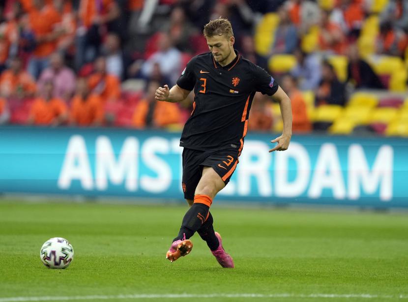 Matthijs de Ligt dari Belanda beraksi selama pertandingan sepak bola babak penyisihan grup C UEFA EURO 2020 antara Makedonia Utara dan Belanda di Amsterdam, Belanda, 21 Juni 2021. 