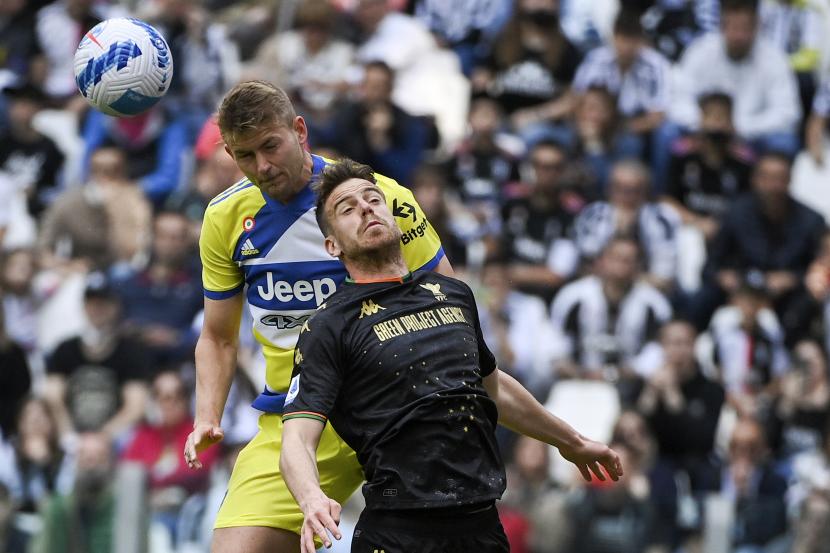  Matthijs de Ligt dari Juventus, kiri, berebut bola dengan pemain Venezia Domen Crnigoj dalam pertandingan Serie A antara Juventus dan Venezia, di Stadion Allianz Turin, Italia, Ahad, 1 Mei 2022. 