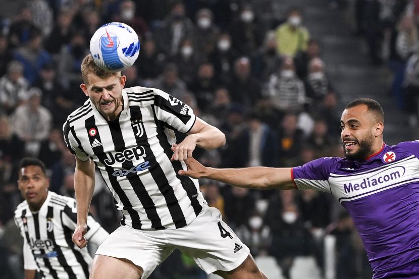 Matthijs de Ligt dari Juventus, kiri, dan Arthur Cabral dari Fiorentina berebut bola dalam pertandingan sepak bola semifinal Piala Italia antara Juventus dan ACF Fiorentina di Stadion Allianz di Turin, Italia, Rabu, 20 April 2022.