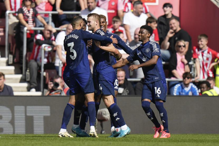 Matthijs de Ligt dari Manchester United (tengah) merayakan gol ke gawang Southampton dalam pertandingan Liga Primer Inggris di Stadion St. Mary di Southampton, Inggris, Sabtu, 14 September 2024.