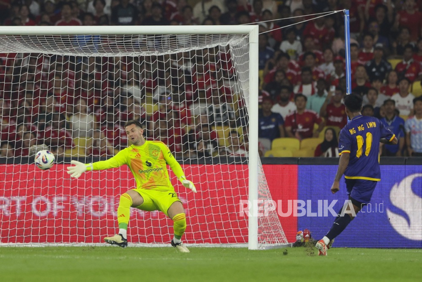 Maung Maung Lwin (kanan) dari Asean All-Stars mencetak gol 1-0 ke Manchester United yang dijaga kiper Tom Heaton selama pertandingan sepak bola persahabatan antara ASEAN All-Stars dan Manchester United, di Stadion Bukit Jalil, Kuala Lumpur, Malaysia, Rabu, 28 Mei 2025. 