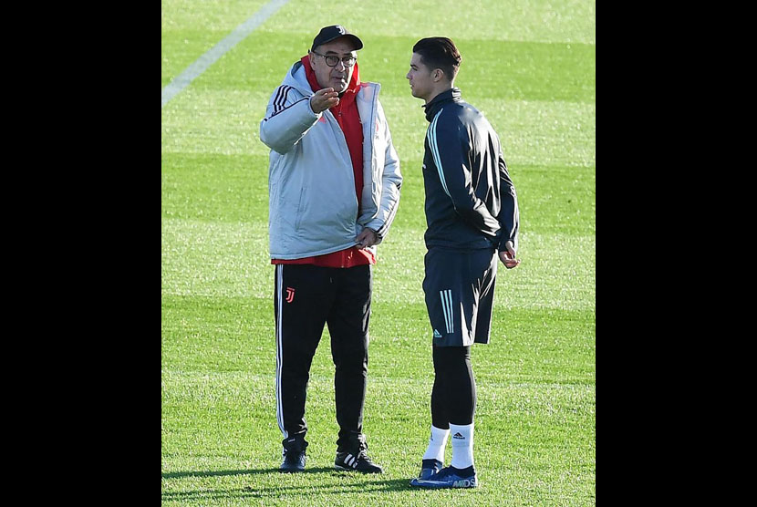 Maurizio Sarri (kiri) dan Cristiano Ronaldo pada sesi latihan di Turin, Italia, belum lama ini.