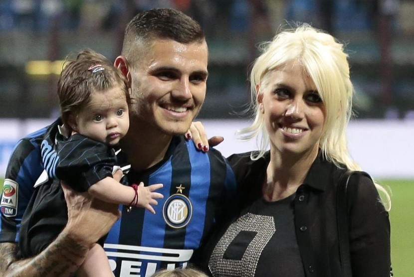 Striker Inter Milan yang dipinjamkan ke PSG, Mauro Icardi, bersama anak dan istrinya, Wanda Nara.