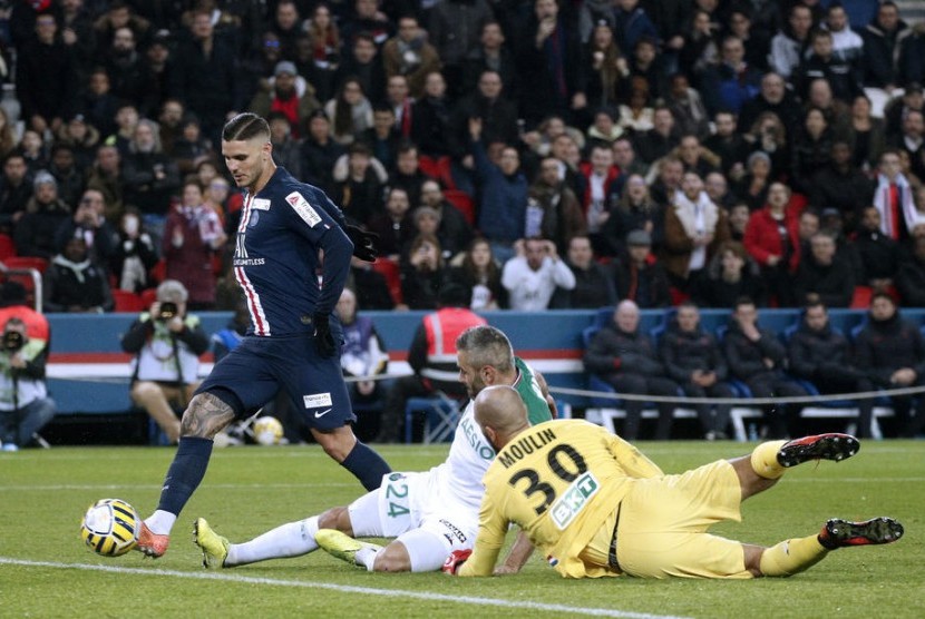 Mauro ICardi saat mencetak gol ke gawang St Etienne, pada laga Piala Liga Prancis, Kamis (9/1)(EPA-EFE/YOAN VALAT)
