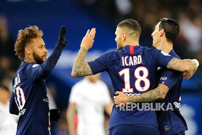 Mauro Icardi (tengah) merayakan golnya bersama Neymar (kiri) dan Angel Di Maria (kanan)  pada laga Liga 1 Perancis  soccer match antara Paris Saint-Germain dan  Lille di  Parc des Princes stadium, Paris, Perancis, Sabtu (23/11) dini hari.