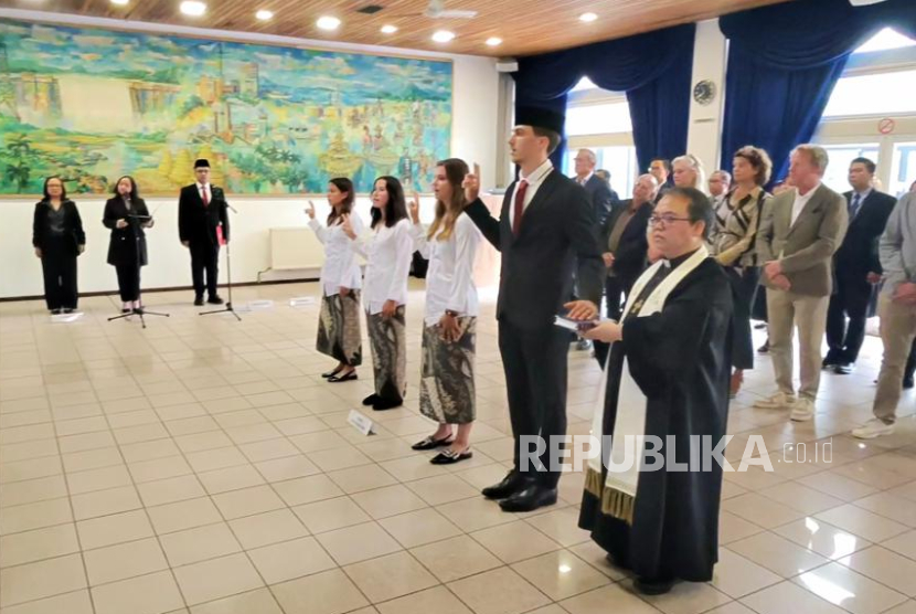 Mauro Nils Zijlstra (20 tahun), Isabel Corian Kopp (23 tahun), Pauline Jeannette van de Pol (22 tahun), dan Isabelle Nottet (22 tahun) mengucapkan sumpah setia sebagai Warga Negara Indonesia (WNI) di Kedutaan Besar Republik Indonesia Jumat (29/8/2025) di Den Haag. Zijlstra akan membela timnas putra senior, sementara tiga lainnya diproyeksikan memperkuat timnas putri Indonesia.