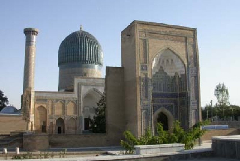 Ibnu Khaldun diriwayatkan pernah bertemu dengan Timur Lenk.  Mausoleum Timur Lenk