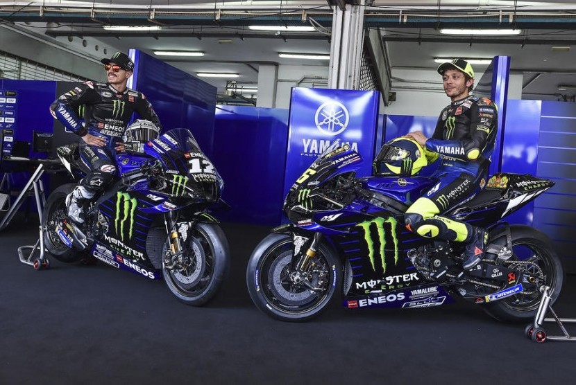 Maverick Vinales (kiri) dan Valentino Rossi dengan motor YZR-M1 untuk MotoGP 2020.