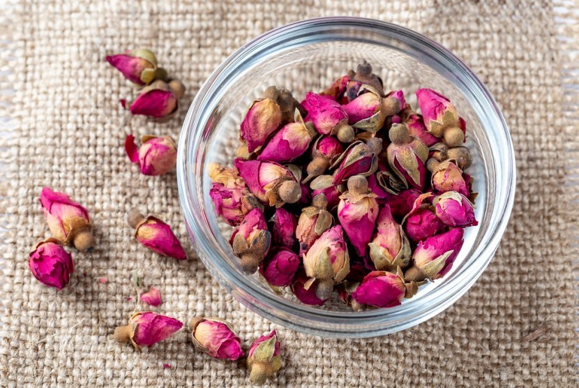 Mawar sering dicampur ke dalam teh sebagai minuman khusus untuk mencapai kesehatan yang maksimal (Mawar kering yang dicampur ke dalam teh mawar)