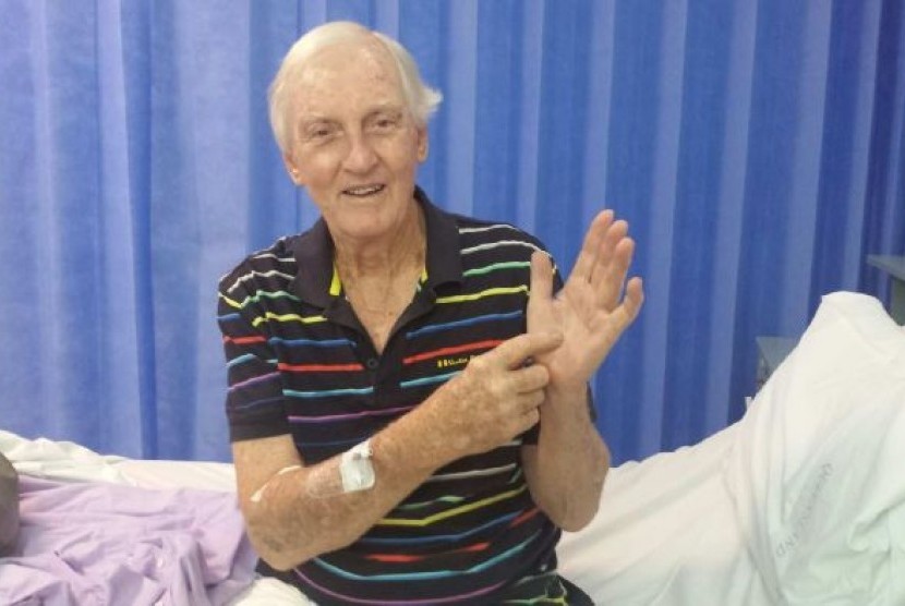 Max Mason berbaring di rumah sakit di Brisbane, setelah seekor ular mengigit tangannya saat ia sedang tertidur.