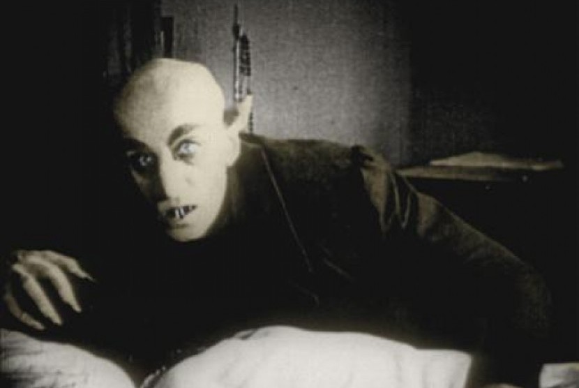 Max Schreck berperan sebagai Count Orlok dalam film bisu klasik 1922 Nosferatu: A Symphony of Horror. Film ini menggambarkan kisah drakula. 