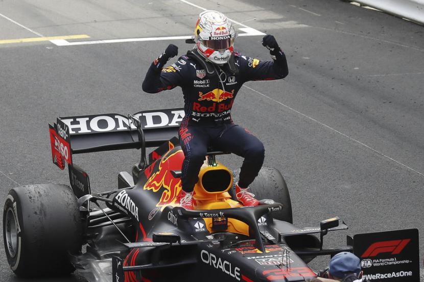 Max Verstappen merayakan keberhasilan menjuarai GP Monako.