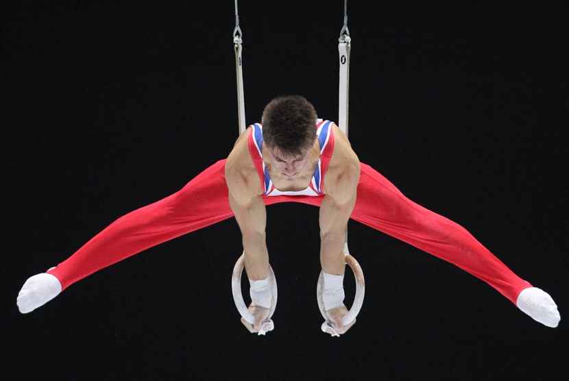 Max Whitlock dari Inggris melakukan latihan cincin selama babak kualifikasi senam artistik di Kejuaraan Dunia Gymnastik di Antwerp, Belgia, Senin (30/9). (AP/Yves Logghe)