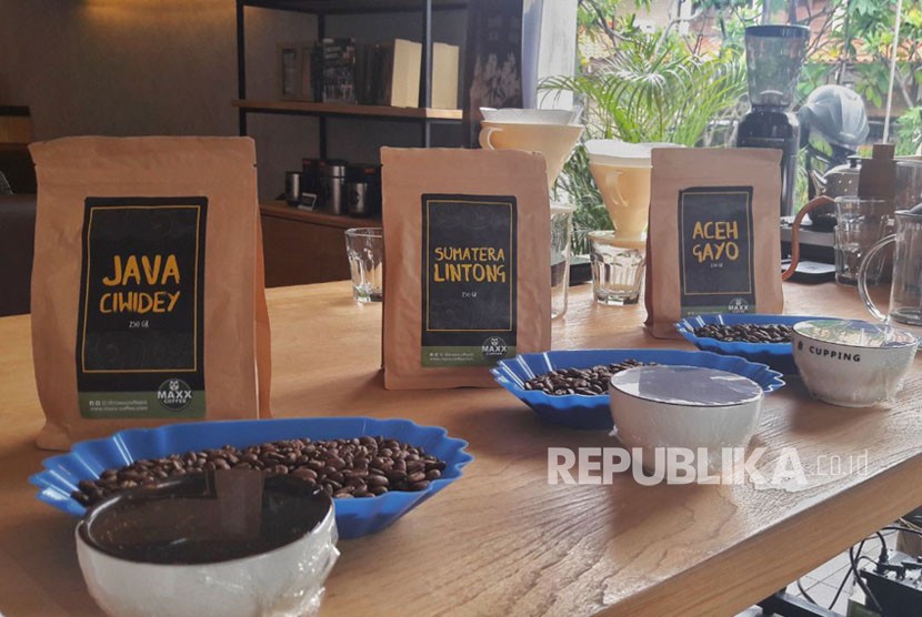 Maxx Coffee pertama kali merilis biji kopi asli Indonesia yang terdiri dari Aceh Gayo, Java Ciwidey, dan Sumatera Lintong. 