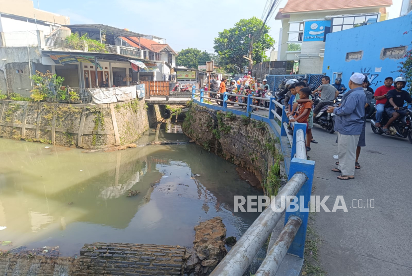 Mayat perempuan berdaster ditemukan mengambang di anak Sungai Cicabe, Kota Bandung menggegerkan warga sekitar, Selasa (7/10/2025) pagi. Masyarakat pun menonton proses evakuasi mayat yang dilakukan oleh petugas kepolisian. 