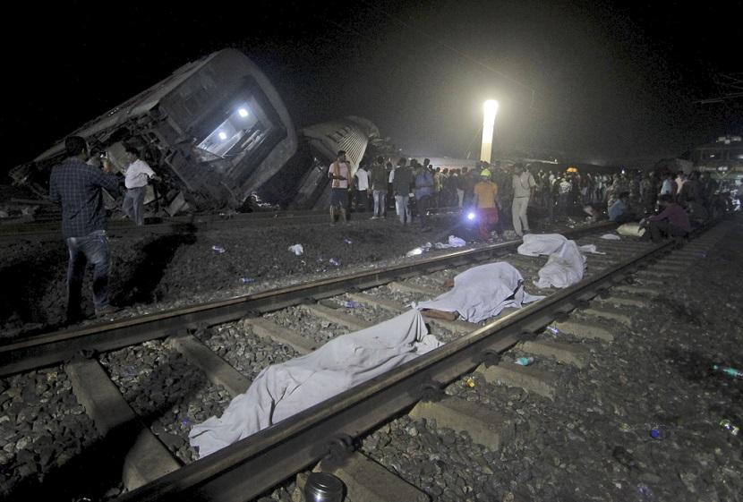 Mayat yang ditemukan dari kereta penumpang tergeletak di rel di lokasi kecelakaan, di distrik Balasore, di negara bagian Odisha, India timur, Sabtu, 3 Juni 2023. Dua kereta penumpang tergelincir di India, menewaskan lebih dari 200 orang dan menjebak ratusan orang. orang lain di dalam lebih dari selusin gerbong kereta yang rusak, kata para pejabat. 