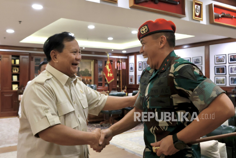 Mayjen Deddy Suryadi (kanan) menjadi Pangdam Jaya.