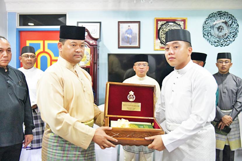  Mayjen Haszaimi Saksikan Prajurit yang Bersyahadat dan Menjadi Mualaf. Foto:  Mayjen Muhammad Haszaimi  dan prajurit Angkatan Darat Brunei.