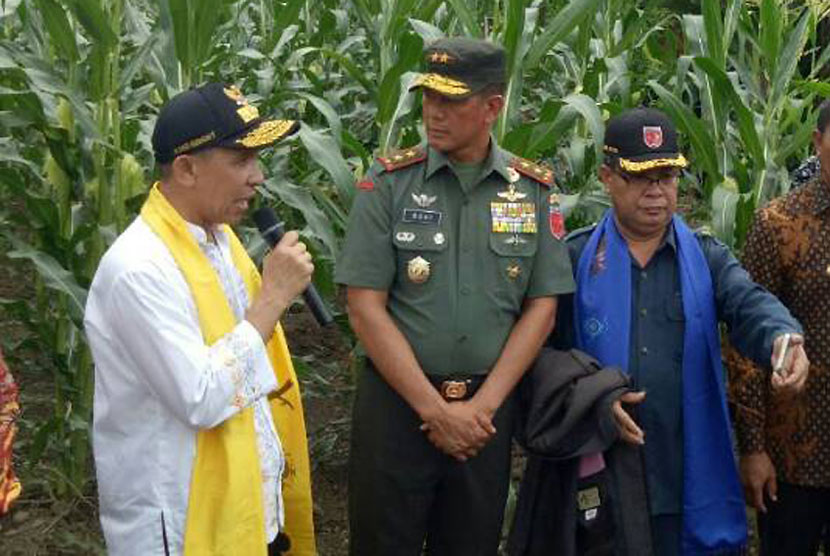 Mayjen TNI Doni Monardo (tengah)
