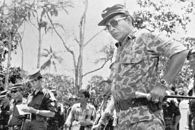 Mayjen TNI Soeharto saat memimpin penggalian jenazah para jenderal di Lubang Buaya 