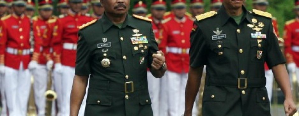Mayjen TNI Waris (kiri) serah terima jabatan dengan Brigjen Agus Sutomo sebagai Komandan Paspampres, Senin (11/4).