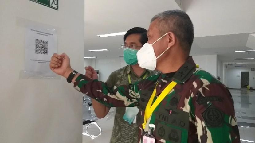 Mayjen Tugas Ratmono Koordinator Rumah Sakit Darurat Covid-19 (RSDC) melakukan pengecekan di Wisma Atlet di Kemayoran, Jakarta Pusat