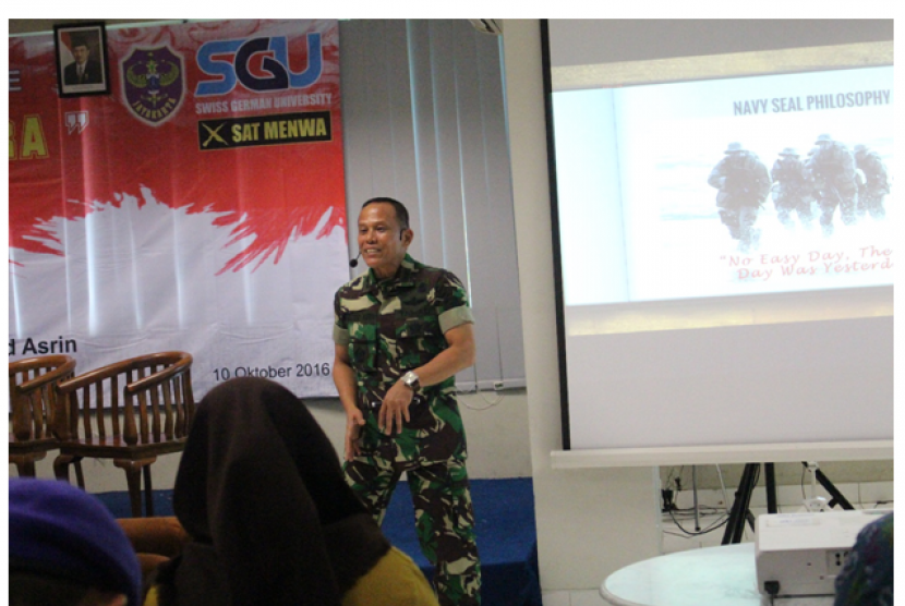 Mayjend TNI Hartind Asrin memberikan kuliah umum di Swiss German University (SGU), BSD City, Tangerang Selatan. 