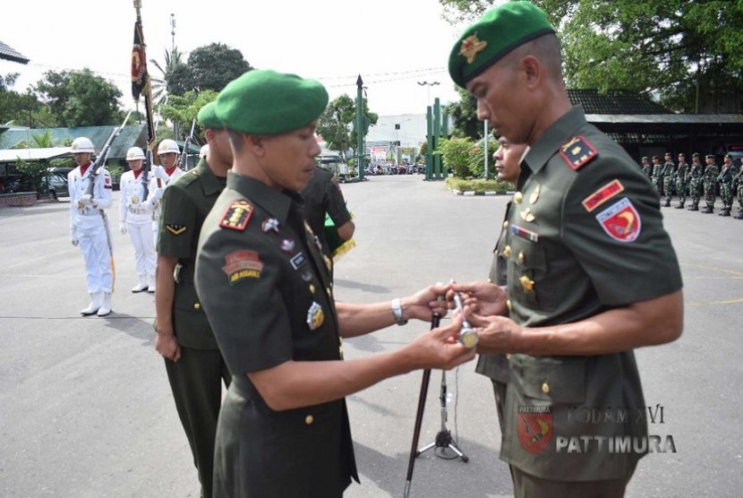 Mayor Inf Indra Hirawanto menerima Tongkat Komando kepemimpinan Komandan Batalyon Infanteri (Danyonif) 731/Kabaresi dari Letkol Inf Rahmad Saerodin S. I. P. dalam prosesi penyerahan jabatan yang dipimpin oleh Danrem 151/Binaiya Kolonel Inf Christian Kurnianto.