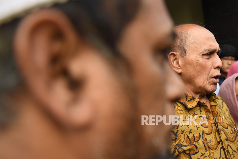 Mayor Jenderal TNI purn Kivlan Zen (kanan) berjalan meninggalkan Bareskrim Polri usai menjalani pemeriksaan di Jakarta, Senin (13/5/2019). 