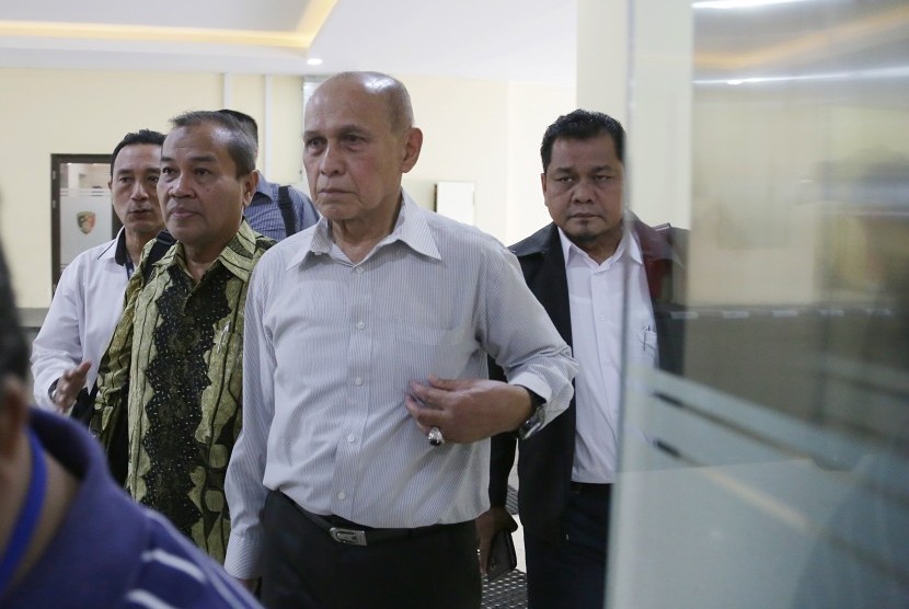 Mayor Jenderal TNI Purn Kivlan Zen (kedua kanan) didampingi kuasa hukum saat tiba memenuhi panggilan Bareskrim Mabes Polri, di Jakarta, Rabu (29/5).