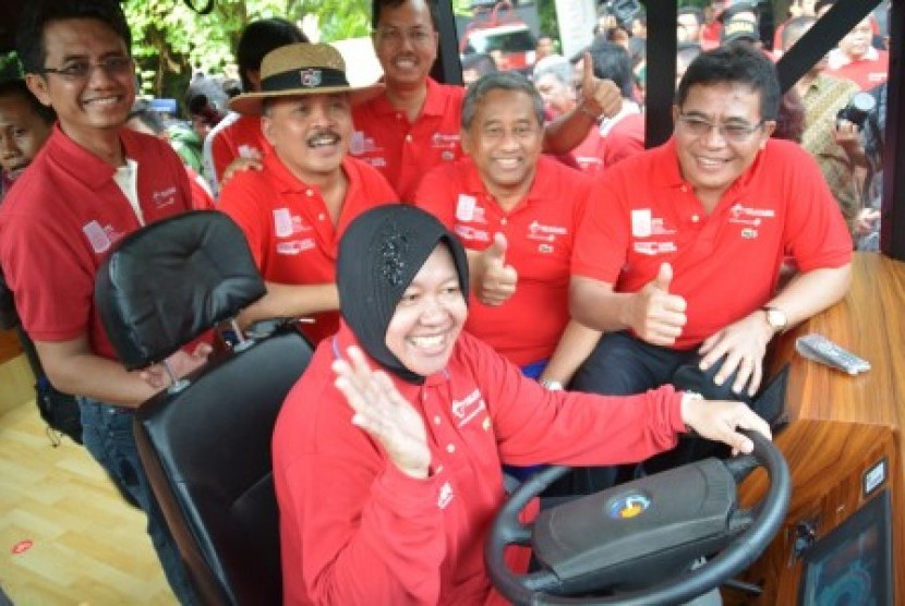 Mayor of Surabaya, Tri Rismaharini, drives the electric bus made by Surabaya Institute of Technology (ITS) in Surabaya on Sunday.