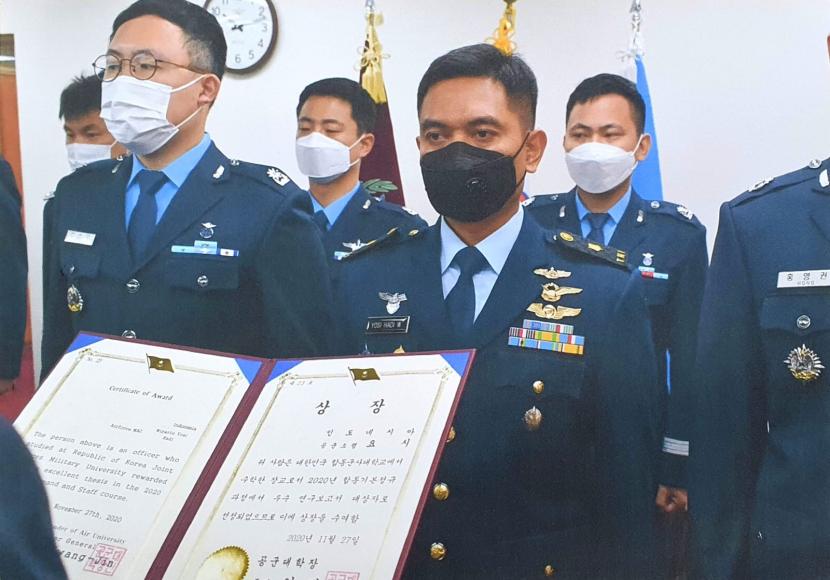 Mayor Penerbang Yosi Hadi Wiyanto meraih penghargaan dari Commander of Air University Brigjen Kim Kwang-Jin atas karya tulis terbaik siswa asing matra udara di Seoul, Korsel. 